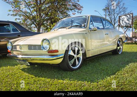 Véhicule Volkswagen Karmann-Ghia 1975 exposé au salon des voitures d'époque. Produit par Volkswagen, conçu par la société italienne Carrozzeria Ghia. Banque D'Images