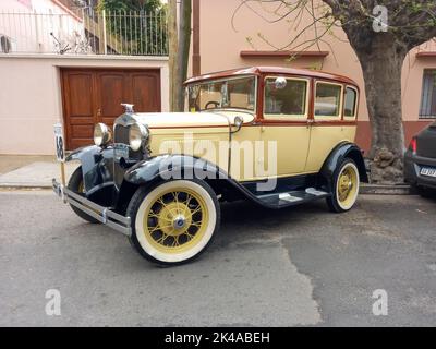 Bernal, Argentine - 18 septembre 2022: Old Cream 1930s Ford modèle A Fordor berline trois fenêtres garées dans la rue. Salon de la voiture classique. Banque D'Images