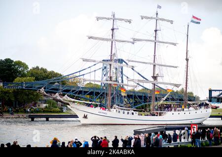 Wilhelmshaven, Allemagne. 01st octobre 2022. La barque à trois mâts « Artemis » passe devant le pont historique Kaiser Wilhelm Bridge dans le port à la fin d'une régate dans le cadre de la COUPE de voile Wilhelmshaven 20th. Selon ses propres informations, la COUPE à voile Wilhelmshaven est la plus ancienne régate de marins traditionnels sur la côte allemande de la mer du Nord. Credit: Hauke-Christian Dittrich/dpa/Alay Live News Banque D'Images