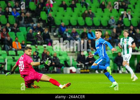 GRONINGEN - Milos Kerkez, d'AZ Alkmaar, marque le 1-3 lors du match néerlandais Eredivisie entre le FC Groningen et AZ Alkmaar au stade Euroborg de 1 octobre 2022, à Groningen, aux pays-Bas. ANP ED DU POL Banque D'Images