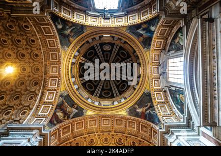 Photo en petit angle de l'intérieur de la basilique Saint-Pierre à Rome, en Italie, avec de luxueux plafonds voûtés et dorés Banque D'Images