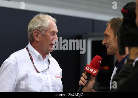 Singapour. 1 octobre 2022 ; Marina Bay, Singapour, Singapour FIA Formule 1 Grand Prix: Journée de qualification: Oracle Red Bull Racing Advisor, Helmut Marko s'entretient avec ORF tv Media crédit: Action plus Sports Images/Alamy Live News Banque D'Images