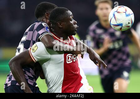 AMSTERDAM - (lr) Jamal Amofa de Vas-y Eagles, Brian Brobbey d'Ajax lors du match néerlandais entre Ajax Amsterdam et Vas-y Eagles à la Johan Cruijff Arena sur 1 octobre 2022 à Amsterdam, pays-Bas. ANP VINCENT JANNINK Banque D'Images