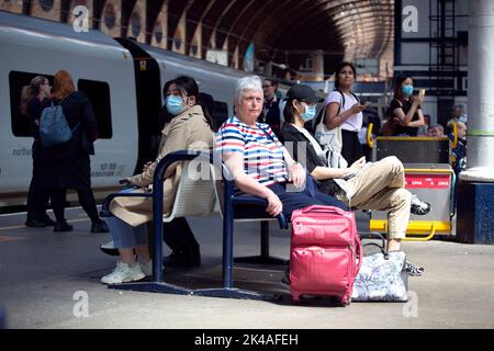 Les passagers du train attendent des trains à la gare de York dans le North Yorkshire, alors que les grèves ferroviaires britanniques se poursuivent en juin 2022 dans tout le pays à partir de 40,00 Banque D'Images