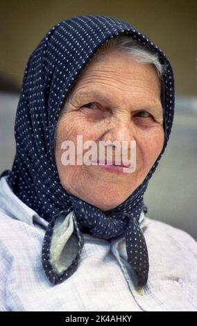 Portrait d'une femme âgée dans le comté d'Arad, Roumanie, environ 2000. Banque D'Images