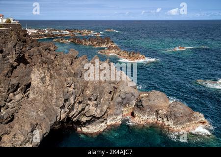 Côte rocheuse, à l'arrière du complexe de baignade, piscines naturelles, piscines volcaniques pavées, converties en piscines, surf, Porto Moniz, Madère Banque D'Images