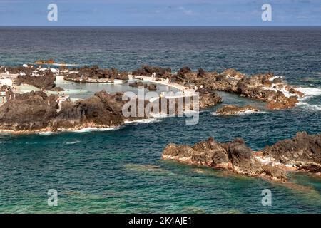 Côte rocheuse, à l'arrière du complexe de baignade, piscines naturelles, piscines volcaniques pavées, converties en piscines, surf, Porto Moniz, Madère Banque D'Images