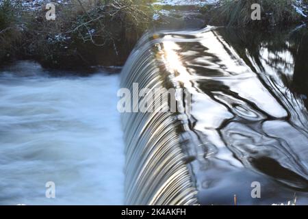 Weir dans Canal Walk, Kilkenny, Irlande Banque D'Images