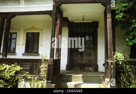 Corbii de Piatra, comté d'Arges, Roumanie, env. 2002. Ancienne maison traditionnelle, avec de beaux ornements faits à la main en bois et en pierre. Banque D'Images