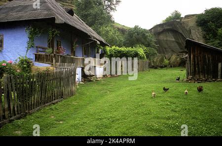 Corbi, comté d'Arges, Roumanie, env. 2002. Ferme pittoresque avec une maison traditionnelle, construite en 1891. Banque D'Images