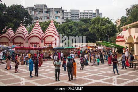 Les adeptes hindous bangladais se rassemblent au temple de Dhakeshwari lors du festival permanent de Durga Puja à Dhaka, au Bangladesh, sur 01 octobre 2022. Banque D'Images