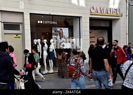 Marseille, France. 1st octobre 2022. Les gens sont vus à pied devant le magasin Camaà¯eu rue Saint-Ferréol à Marseille. 38 ans après sa création, la société prête à porter Camaà¯eu disparaît officiellement samedi 1 octobre 2022. Les 514 magasins français abaissent le rideau après la liquidation judiciaire prononcée mercredi par le Tribunal de Commerce de Lille 28 septembre 2022. (Image de crédit : © Gerard Bottino/SOPA Images via ZUMA Press Wire) Banque D'Images