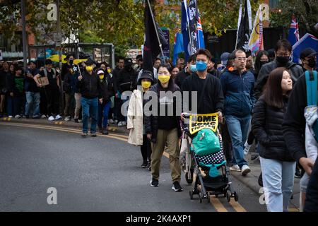 Manchester, Royaume-Uni. 01st octobre 2022. Les Hongkongais descendent dans la rue pour une journée mondiale d'action pour résister à la Chine. Les gens marchent pour sensibiliser la population à la tyrannie du Parti communiste chinois qui a ciblé des politiciens, des journalistes et des manifestants qui se sont levés pour contester le projet de loi d'extradition. Credit: Andy Barton/Alay Live News Banque D'Images