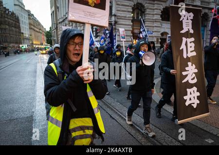 Manchester, Royaume-Uni. 01st octobre 2022. Les Hongkongais descendent dans la rue pour une journée mondiale d'action pour résister à la Chine. Les gens marchent pour sensibiliser la population à la tyrannie du Parti communiste chinois qui a ciblé des politiciens, des journalistes et des manifestants qui se sont levés pour contester le projet de loi d'extradition. Credit: Andy Barton/Alay Live News Banque D'Images