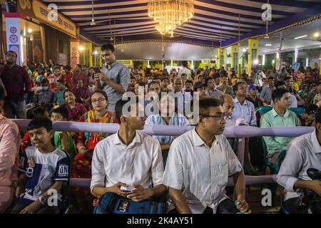 Les adeptes hindous bangladais se rassemblent au temple de Dhakeshwari lors du festival permanent de Durga Puja à Dhaka, au Bangladesh, sur 01 octobre 2022. Banque D'Images