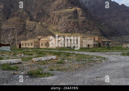 Bâtiments abandonnés dans la ville minière fantôme d'Enilchek, au Kirghizistan Banque D'Images