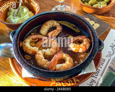 Crevettes frites à l'huile avec ail, tomates, Majorque, Espagne Banque D'Images