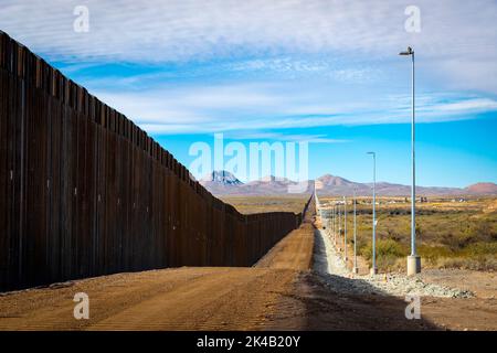 Des panneaux ont été récemment construits au nouveau projet de mur frontalier à l'est de Douglas, en Arizona, sur 14 décembre 2020. Le système de mur frontalier comprend une combinaison d'infrastructures, y compris de nouvelles routes d'accès toutes saisons. Photo de Jerry Glaser. Banque D'Images