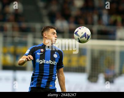 Milan, Italie. 01st octobre 2022. Kristian Asllani du FC Inter lors de la série italienne A, match de football entre le FC Inter et AS Roma sur 1 octobre 2022 au stade San Siro, Milan, Italie. Photo Nderim Kaceli crédit: Agence de photo indépendante/Alamy Live News Banque D'Images