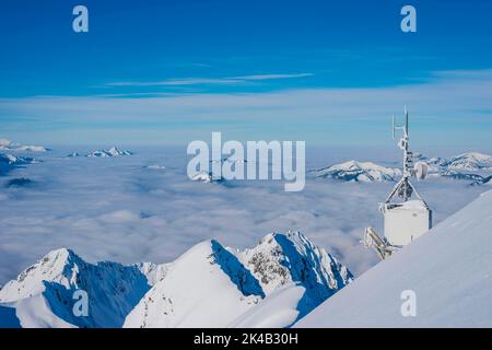 Panorama sur la montagne en hiver, les sommets enneigés s'élèvent au-dessus de la couverture nuageuse, vue de Nebelhorn, 2224m, Alpes d'Allgaeu, Allgaeu, Bavière, Allemagne Banque D'Images