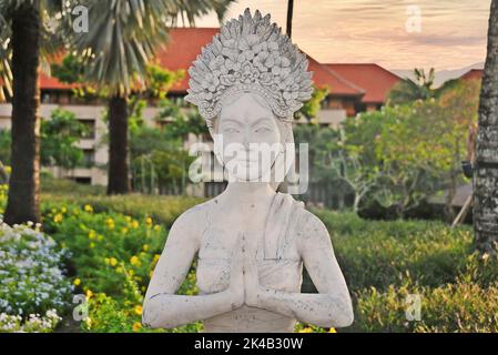 Statue balinaise traditionnelle dans un parc public. Bali, Indonésie Banque D'Images