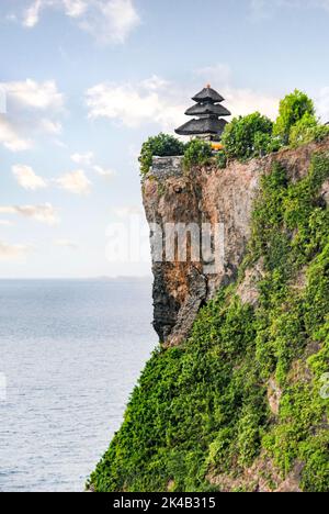 Le temple d'Uluwatu est situé à la pointe sud de Bali, dans le village de Pecatu, dans le district sud de Kuta de Badung Banque D'Images