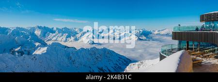 Panorama sur la montagne en hiver, les sommets enneigés s'élèvent au-dessus de la couverture nuageuse, vue de Nebelhorn, 2224m, Alpes d'Allgaeu, Allgaeu, Bavière, Allemagne Banque D'Images