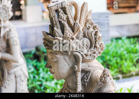 Statue balinaise traditionnelle dans un parc public. Bali, Indonésie Banque D'Images