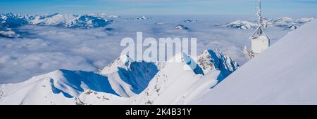 Panorama sur la montagne en hiver, les sommets enneigés s'élèvent au-dessus de la couverture nuageuse, vue de Nebelhorn, 2224m, Alpes d'Allgaeu, Allgaeu, Bavière, Allemagne Banque D'Images