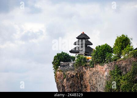 Le temple d'Uluwatu est situé à la pointe sud de Bali, dans le village de Pecatu, dans le district sud de Kuta de Badung Banque D'Images