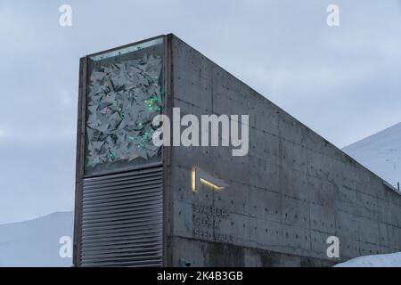 Svalbard Global Seed Vault le jour d'hiver froid et enneigé à l'extérieur de Longyearbyen Banque D'Images