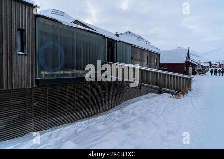 Longyearbyen Kindergarden sur la principale rue commerçante, hiver froid jour de neige au crépuscule, Svalbard Banque D'Images