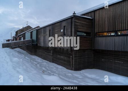 Longyearbyen Kindergarden sur la principale rue commerçante, hiver froid jour de neige au crépuscule, Svalbard Banque D'Images