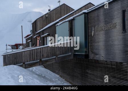 Longyearbyen Kindergarden sur la principale rue commerçante, hiver froid jour de neige au crépuscule, Svalbard Banque D'Images