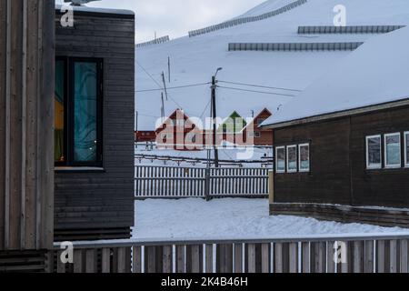 Longyearbyen Kindergarden sur la principale rue commerçante, hiver froid jour de neige au crépuscule, Svalbard Banque D'Images