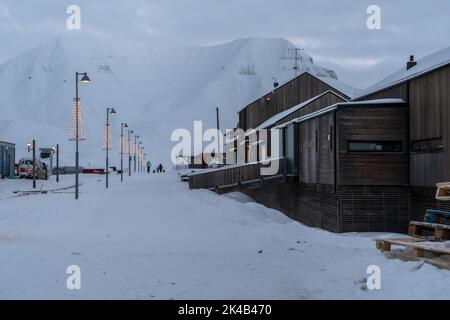 Longyearbyen Kindergarden sur la principale rue commerçante, hiver froid jour de neige au crépuscule, Svalbard Banque D'Images