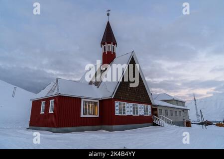 L'église la plus au nord du monde de Longyearbyen lors d'une journée de neige hivernale froide, Svalbard Banque D'Images