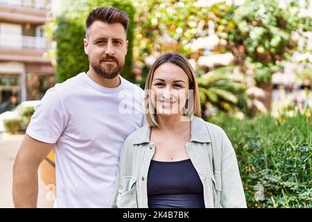 Jeune couple caucasien de petit ami et de petite amie ayant l'amusement dehors sur un jour ensoleillé de l'onu Banque D'Images