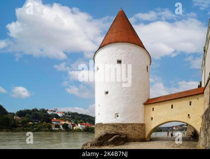 Schaiblingsturm, tour de défense de 13th siècles, fortifications de la ville, auberge de rivière, église de pèlerinage Mariahilf sur la gauche, promenade Innkai, ville Banque D'Images