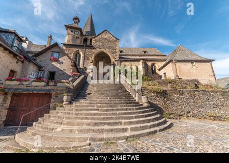 Église Saint-Fleuret d'Estaing dans la ville d'Estaing, monument historique. Aveyron, France. Banque D'Images