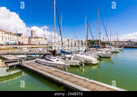 Voiliers et bateaux à moteur dans le Vieux Port en face de Quai Duperre, la Rochelle, Côte Atlantique, Aquitaine, Nouveau-Aquitaine, France Banque D'Images