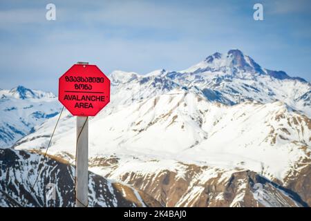 Panneau d'avalanche dans la station d'hiver de Gudauri dans les montagnes du caucase de Géorgie. Banque D'Images