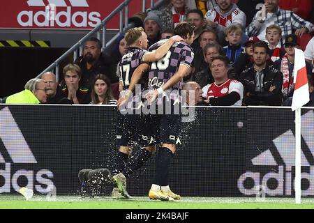 AMSTERDAM - (lr) Martijn Berden de Vas-y Eagles, Willum Willumsson de Vas-y Eagles célèbrent le 1-1 lors du match de première ligue néerlandais entre Ajax Amsterdam et Vas-y Eagles à la Johan Cruijff Arena sur 1 octobre 2022 à Amsterdam, pays-Bas. ANP VINCENT JANNINK Banque D'Images