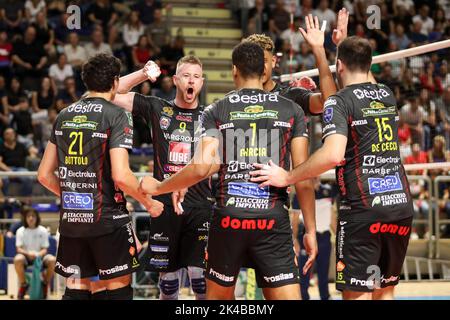 Taranto, Italie. 01st octobre 2022. CUCINE Lube Civitanova célébrations pendant Gioiella Prisma Taranto vs Cucine Lube Civitanova, Volleyball Italien Serie A Men SuperLeague Championship à Taranto, Italie, 01 octobre 2022 Credit: Independent photo Agency/Alay Live News Banque D'Images