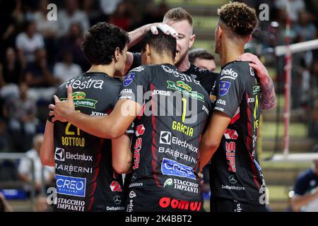 Taranto, Italie. 01st octobre 2022. CUCINE Lube Civitanova célébrations pendant Gioiella Prisma Taranto vs Cucine Lube Civitanova, Volleyball Italien Serie A Men SuperLeague Championship à Taranto, Italie, 01 octobre 2022 Credit: Independent photo Agency/Alay Live News Banque D'Images