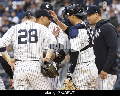 New York, États-Unis. 01st octobre 2022. Le pichet des Yankees de New York Nestor Cortes est félicité par ses coéquipiers avant de quitter le match dans le huitième repas contre les Orioles de Baltimore au Yankee Stadium de New York, samedi, 1 octobre 2022. Cortes a lancé un jeu à succès sans course avec 12 strikeouts sur huit gains. Photo de John Angelillo/UPI crédit: UPI/Alay Live News Banque D'Images