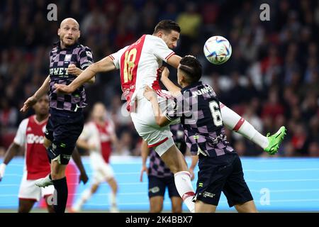 AMSTERDAM - (lr) Gerrit Nauber de Vas-y Eagles, Lorenzo Lucca d'Ajax, Jay Idzes de Vas-y Eagles lors du match de première ligue néerlandais entre Ajax Amsterdam et Vas-y Eagles à l'aréna Johan Cruijff sur 1 octobre 2022 à Amsterdam, pays-Bas. ANP VINCENT JANNINK Banque D'Images