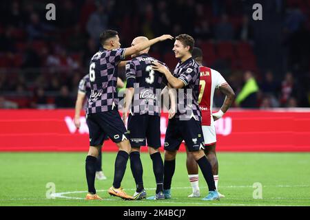AMSTERDAM - (lr) Jay Idzes of Vas-y Eagles, Gerrit Nauber of Vas-y Eagles, Evert Linthorst of Vas-y Eagles heureux avec le 1-1 après le match hollandais entre Ajax Amsterdam et Vas-y Eagles dans le Johan Cruijff Arena sur 1 octobre 2022 à Amsterdam, pays-Bas. ANP VINCENT JANNINK Banque D'Images