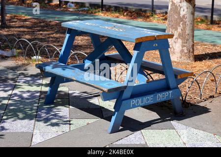 Une barricade de police du NYPD a été mise à jour pour servir de table de pique-nique ; un meuble fonctionnel et une pièce d'art laissé dans un parc de Manhattan, New York Banque D'Images