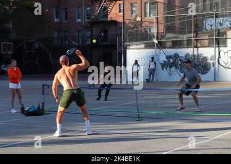 Les jeunes enfants jouent au pickleball sur un terrain de jeu urbain dans le quartier de Greenwich Village à Manhattan, à New York. Banque D'Images